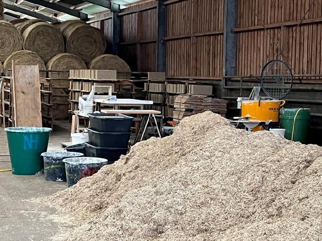 Cáñamo apilado en una instalación agrícola. Crédito de la imagen: Justus Wesseler