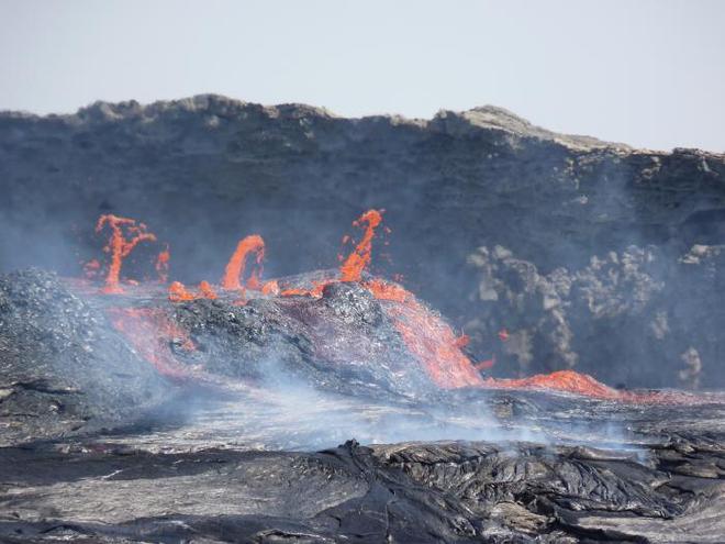 Flujos de lava activos que se derraman desde el volcán Erta Ale en Afar, Etiopía. Crédito: Dr. Derek Keir, Universidad de Southampton/ Universidad de Florencia