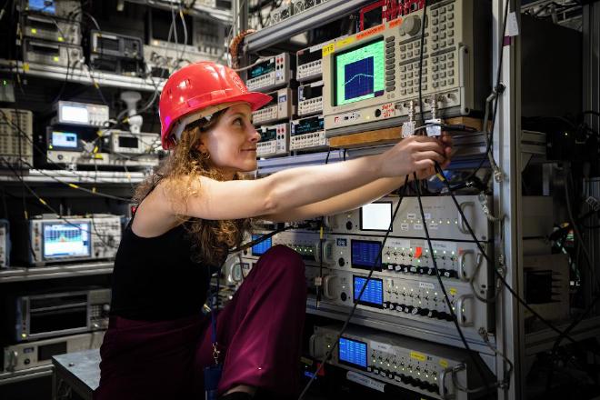 La física Barbara Latacz trabajando en el experimento BASE (Crédito de la imagen: CERN)