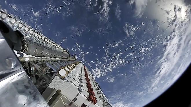 Han sido lanzados miles de satélites en “megaconstelaciones” para satisfacer la demanda global de internet, y se lanzarán miles más próximamente. Sin embargo, estos pequeños satélites tienen una vida útil corta y, al agotarse, al reingresar, liberarán contaminantes que destruyen la capa de ozono de la Tierra. Un nuevo estudio publicado en Geophysical Research Letters cuantifica esta contaminación por primera vez. Crédito: SpaceX/dominio público.