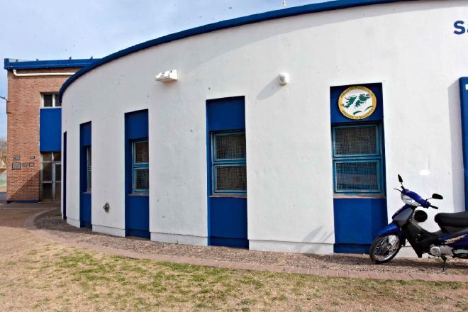 En primer plano, la Biblioteca Héroes de Malvinas**; en el extremo, las puertas de ingreso al SUM del Barrio Sur, Plan 5.000 de viviendas FONAVI