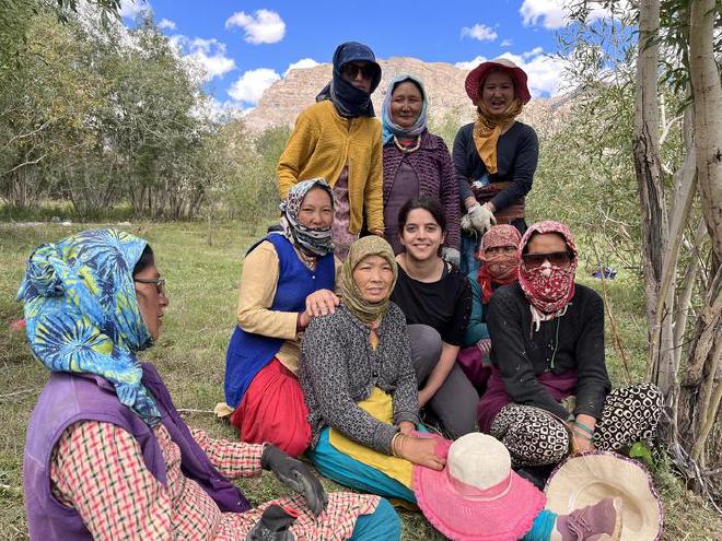 Una reunión de trabajo, o grupo focal, con agricultores en los campos durante la temporada de cosecha de septiembre de 2022 en la aldea de Pangmo, en el estado de Himachal Pradesh, India. (Imagen cortesía de Harman Jaggi)