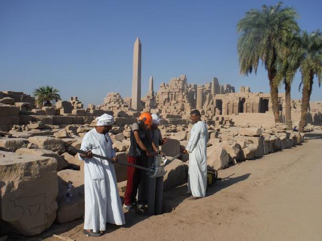 Extracción de muestras de núcleos en el Templo de Karnak. Crédito de la imagen: Dr. Ben Pennington
