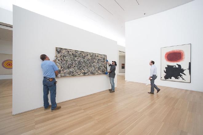 La pintura de Jackson Pollock de 1947 “Lucifer”, una de las primeras obras a gran escala en su estilo de goteo, cuelga en la Colección Anderson de la Universidad de Stanford. | L.A. Cicero