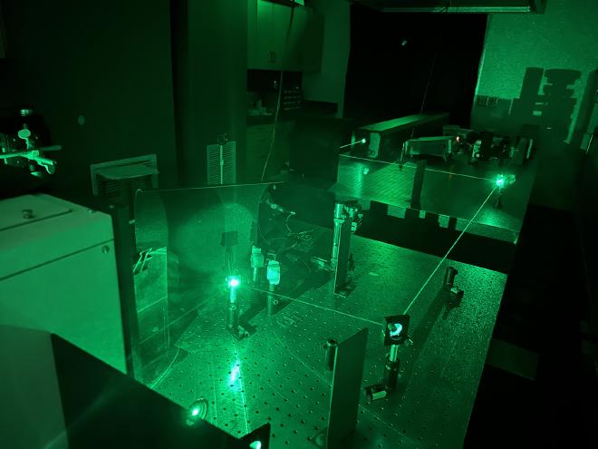 La espectroscopia Raman de resonancia utiliza una serie de líneas láser para mejorar las vibraciones moleculares específicas relacionadas con la forma en que un material absorbe la luz, produciendo una “huella digital” de su estructura química. | Crédito de la imagen: Alex Heyer