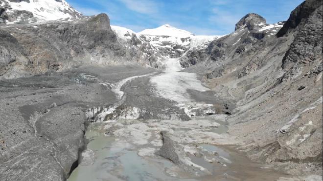 El deshielo del glaciar Pasterze, Austria. Captura de pantalla del vídeo realizado con un dron sobre el glaciar. En la década de 1990 se realizaron allí investigaciones sobre vientos catabáticos. Crédito de la imagen: © Thomas Shaw | ISTA
