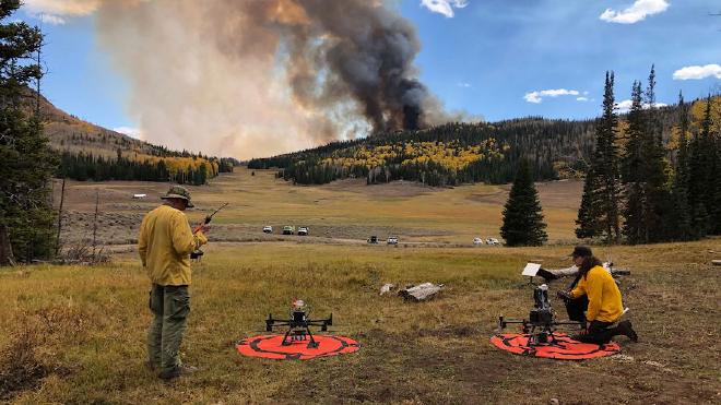 Pilotos de drones se preparan para volar sistemas de muestreo microbiano en el humo de los intensos incendios en el Bosque Nacional Fishlake de Utah, Estados Unidos. Crédito: Krista Bonfantine, Universidad de Idaho