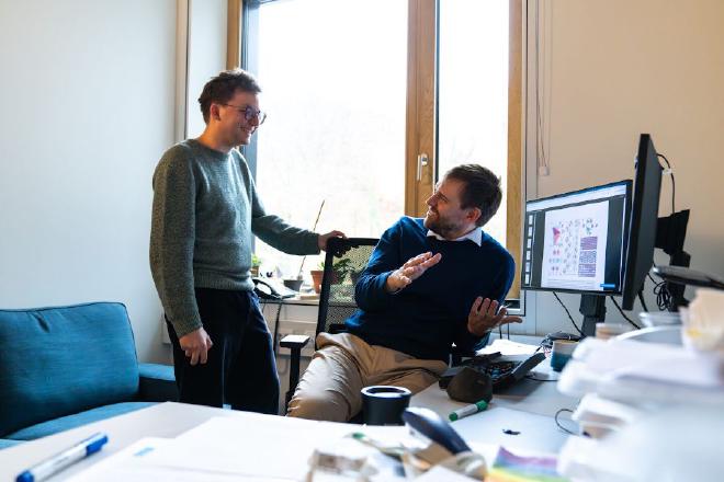 Los autores del estudio publicado en Nature Physics descubrieron reglas geométricas que actúan como un panel de control maestro para el autoensamblaje de partículas. De izquierda a derecha: Maximilian Hübl, estudiante de doctorado de la ISTA, y Carl Goodrich, profesor adjunto. Crédito y copyright de la imagen: ISTA