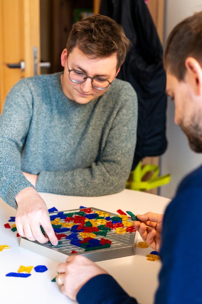 El modelo teórico del equipo de ISTA podría servir como panel de control principal para el diseño de nanoestructuras. El estudiante de doctorado Maximilian Hübl y el profesor adjunto Carl Goodrich con un modelo de juguete simplificado. Crédito y copyright de la imagen: ISTA