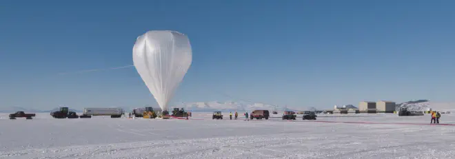 Un globo científico, ya inflado, se prepara para el lanzamiento con la misión Carga Útil para Observaciones de Ultraalta Energía (PUEO) de la NASA en la Antártida. La misión despegó a las 5:56 a. m. NZST del sábado 20 de diciembre de 2025. Crédito de la imagen: NASA/Scott Battaion