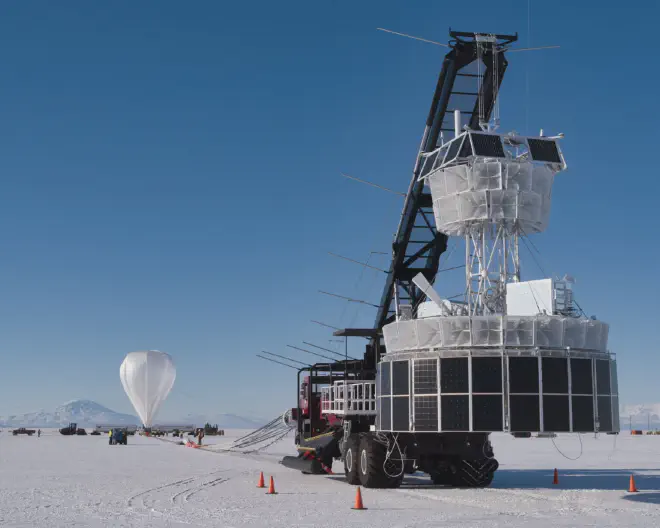 La misión de la NASA Carga Útil para Observaciones de Ultraalta Energía (PUEO) prepara el lanzamiento desde las instalaciones de la agencia, ubicadas cerca de la Estación McMurdo de la Fundación Nacional de Ciencias de EE. UU., en la plataforma de hielo Ross, en la Antártida, el 20 de diciembre de 2025. Crédito de la imagen: NASA/Scott Battaion