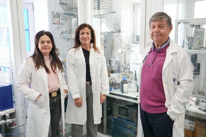 M. Cruz López Escalante, Olga Guerrero Pérez y Enrique Rodríguez Castellón, investigadores de la Universidad de Málaga, España. Crédito de la imagen: Universidad de Málaga