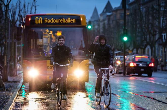 Ciclistas circulan delante de un autobús en una tarde lluviosa en Copenhague, Dinamarca, donde científicos han utilizado la concentración de ácido trifluoroacético (TFA) en la lluvia para estimar la edad de las aguas subterráneas. Crédito: Kristoffer Trolle/Wikimedia Commons, CC BY 2.0