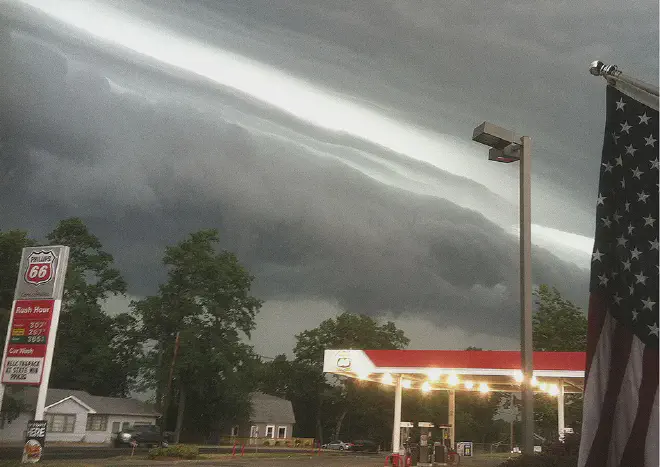 Nube de plataforma al frente de la tormenta derecho que causó múltiples meteotsunamis en los Grandes Lagos y a lo largo de la costa este de EE. UU. del 29 al 30 de junio de 2012, capturada por el Dr. Kevin Gould. Crédito: Observatorio de la Tierra de la NASA, 
    Wikimedia Commons