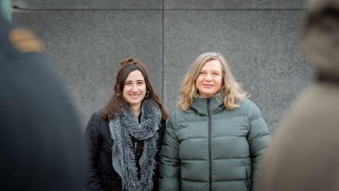 La investigadora universitaria Sarah T. Malamut examina el papel de las relaciones entre pares en situaciones de acoso. La investigadora principal Tiina Turunen está interesada en los jóvenes que intimidan a otros. Crédito de la imagen: Aurora - Suvi Harvisalo - Universidad de Turku