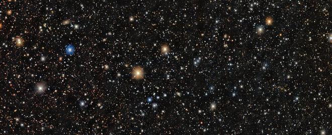 Esta imagen muestra estrellas en la galaxia enana ultra tenue Pictor II. Pictor II es una galaxia satélite de la Gran Nube de Magallanes, que a su vez es una galaxia satélite de la Vía Láctea, y se encuentra en la constelación de Pictor. El sistema está formado por varios miles de estrellas y tiene más de diez mil millones de años. Crédito de la imagen: CTIO/NOIRLab/DOE/NSF/AURA. Procesamiento de imagen: T.A. Rector (University of Alaska Anchorage/NSF NOIRLab), M. Zamani & D. de Martin (NSF NOIRLab) Agradecimiento: PI: Anirudh Chiti, Alex Drlica-Wagner